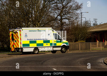 Ein Notdienst des Scottish Ambulance Service, der auf einen Notruf 999 in Dundee, Schottland, reagiert Stockfoto