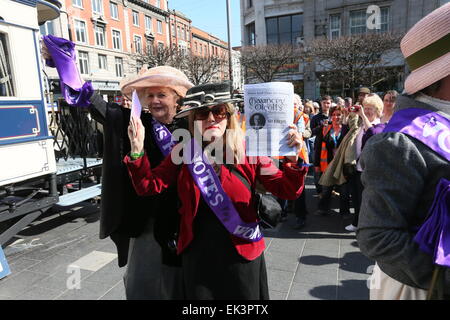 Dublin, Irland. 6. April 2015. Frauen gekleidet als Suffragetten während der Erholung von Ostern 1915 im Stadtzentrum von Dublin als Bestandteil der 1916 Rebellion Gedenken Veranstaltungen. Die "Road to Rising" Ereignisse statt auf Dublins O' Connell Street. Bildnachweis: Brendan Donnelly/Alamy Live-Nachrichten Stockfoto
