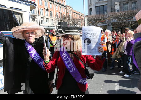 Dublin, Irland. 6. April 2015. Frauen gekleidet als Suffragetten während der Erholung von Ostern 1915 im Stadtzentrum von Dublin als Bestandteil der 1916 Rebellion Gedenken Veranstaltungen. Die "Road to Rising" Ereignisse statt auf Dublins O' Connell Street. Bildnachweis: Brendan Donnelly/Alamy Live-Nachrichten Stockfoto