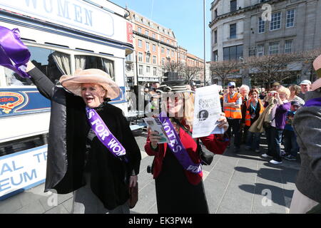 Dublin, Irland. 6. April 2015. Frauen gekleidet als Suffragetten während der Erholung von Ostern 1915 im Stadtzentrum von Dublin als Bestandteil der 1916 Rebellion Gedenken Veranstaltungen. Die "Road to Rising" Ereignisse statt auf Dublins O' Connell Street. Bildnachweis: Brendan Donnelly/Alamy Live-Nachrichten Stockfoto