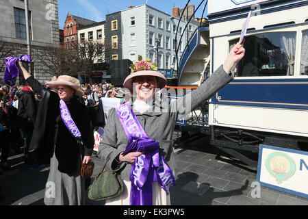 Dublin, Irland. 6. April 2015. Frauen gekleidet als Suffragetten während der Erholung von Ostern 1915 im Stadtzentrum von Dublin als Bestandteil der 1916 Rebellion Gedenken Veranstaltungen. Die "Road to Rising" Ereignisse statt auf Dublins O' Connell Street. Bildnachweis: Brendan Donnelly/Alamy Live-Nachrichten Stockfoto
