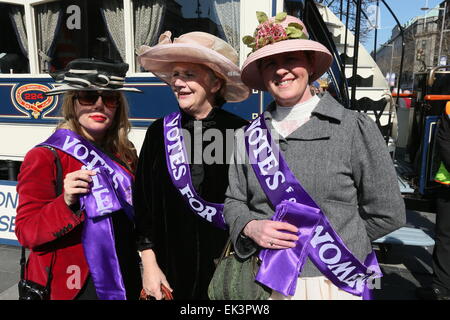 Dublin, Irland. 6. April 2015. Frauen gekleidet als Suffragetten während der Erholung von Ostern 1915 im Stadtzentrum von Dublin als Bestandteil der 1916 Rebellion Gedenken Veranstaltungen. Die "Road to Rising" Ereignisse statt auf Dublins O' Connell Street. Bildnachweis: Brendan Donnelly/Alamy Live-Nachrichten Stockfoto