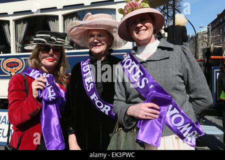 Dublin, Irland. 6. April 2015. Frauen gekleidet als Suffragetten während der Erholung von Ostern 1915 im Stadtzentrum von Dublin als Bestandteil der 1916 Rebellion Gedenken Veranstaltungen. Die "Road to Rising" Ereignisse statt auf Dublins O' Connell Street. Bildnachweis: Brendan Donnelly/Alamy Live-Nachrichten Stockfoto
