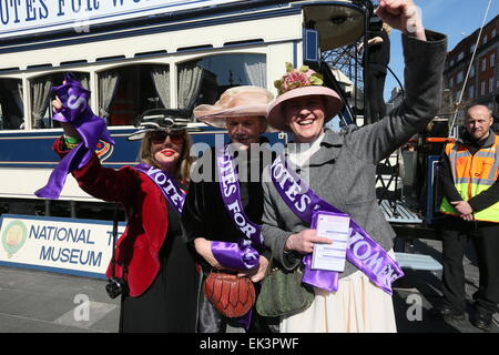 Dublin, Irland. 6. April 2015. Frauen gekleidet als Suffragetten während der Erholung von Ostern 1915 im Stadtzentrum von Dublin als Bestandteil der 1916 Rebellion Gedenken Veranstaltungen. Die "Road to Rising" Ereignisse statt auf Dublins O' Connell Street. Bildnachweis: Brendan Donnelly/Alamy Live-Nachrichten Stockfoto