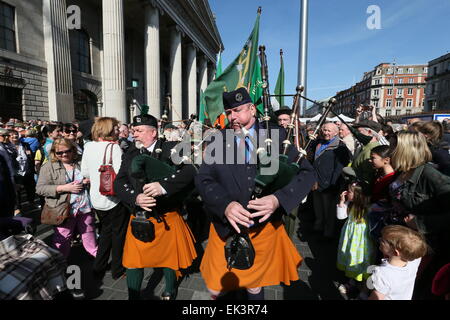 Dublin, Irland. 6. April 2015. Ein Marsch unter der Leitung von Dudelsackspieler ist inszeniert, wie den Osteraufstand 1916 in Dublin Stadtzentrum erinnert wird. Mitglieder des Projekts Nord Innenstadt Folklore inszenieren eine Kundgebung vor der GPO, gefolgt von einem März zu Liberty Hall. Bildnachweis: Brendan Donnelly/Alamy Live-Nachrichten Stockfoto