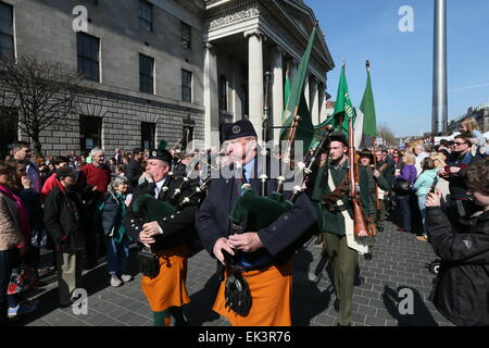 Dublin, Irland. 6. April 2015. Ein Marsch unter der Leitung von Dudelsackspieler ist inszeniert, wie den Osteraufstand 1916 in Dublin Stadtzentrum erinnert wird. Mitglieder des Projekts Nord Innenstadt Folklore inszenieren eine Kundgebung vor der GPO, gefolgt von einem März zu Liberty Hall. Bildnachweis: Brendan Donnelly/Alamy Live-Nachrichten Stockfoto