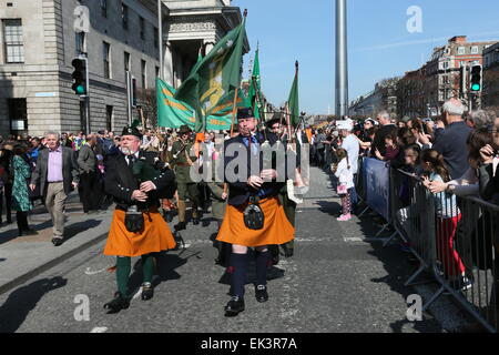 Dublin, Irland. 6. April 2015. Ein Marsch unter der Leitung von Dudelsackspieler ist inszeniert, wie den Osteraufstand 1916 in Dublin Stadtzentrum erinnert wird. Mitglieder des Projekts Nord Innenstadt Folklore inszenieren eine Kundgebung vor der GPO, gefolgt von einem März zu Liberty Hall. Bildnachweis: Brendan Donnelly/Alamy Live-Nachrichten Stockfoto