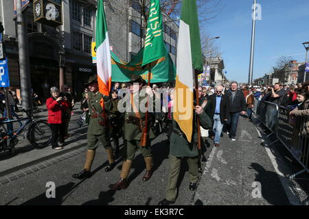 Dublin, Irland. 6. April 2015. Ein Marsch unter der Leitung von Dudelsackspieler ist inszeniert, wie den Osteraufstand 1916 in Dublin Stadtzentrum erinnert wird. Mitglieder des Projekts Nord Innenstadt Folklore inszenieren eine Kundgebung vor der GPO, gefolgt von einem März zu Liberty Hall. Bildnachweis: Brendan Donnelly/Alamy Live-Nachrichten Stockfoto