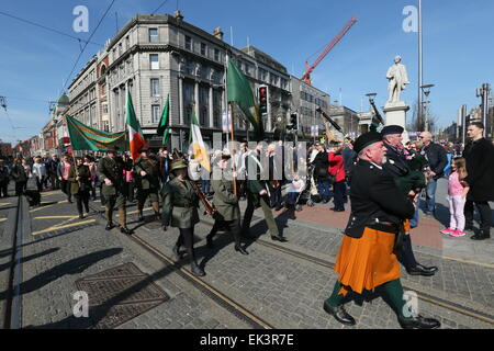 Dublin, Irland. 6. April 2015. Ein Marsch unter der Leitung von Dudelsackspieler ist inszeniert, wie den Osteraufstand 1916 in Dublin Stadtzentrum erinnert wird. Mitglieder des Projekts Nord Innenstadt Folklore inszenieren eine Kundgebung vor der GPO, gefolgt von einem März zu Liberty Hall. Bildnachweis: Brendan Donnelly/Alamy Live-Nachrichten Stockfoto