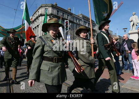 Dublin, Irland. 6. April 2015. Ein Marsch unter der Leitung von Dudelsackspieler ist inszeniert, wie den Osteraufstand 1916 in Dublin Stadtzentrum erinnert wird. Mitglieder des Projekts Nord Innenstadt Folklore inszenieren eine Kundgebung vor der GPO, gefolgt von einem März zu Liberty Hall. Bildnachweis: Brendan Donnelly/Alamy Live-Nachrichten Stockfoto