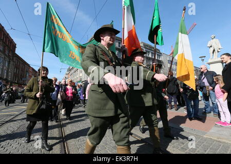 Dublin, Irland. 6. April 2015. Ein Marsch unter der Leitung von Dudelsackspieler ist inszeniert, wie den Osteraufstand 1916 in Dublin Stadtzentrum erinnert wird. Mitglieder des Projekts Nord Innenstadt Folklore inszenieren eine Kundgebung vor der GPO, gefolgt von einem März zu Liberty Hall. Bildnachweis: Brendan Donnelly/Alamy Live-Nachrichten Stockfoto