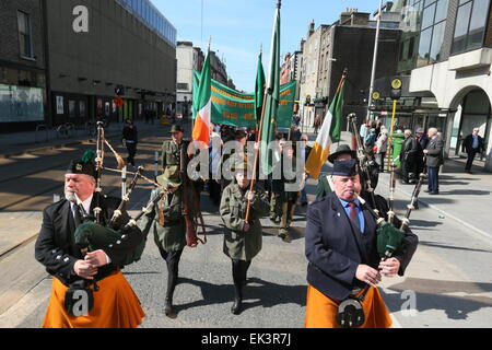 Dublin, Irland. 6. April 2015. Ein Marsch unter der Leitung von Dudelsackspieler ist inszeniert, wie den Osteraufstand 1916 in Dublin Stadtzentrum erinnert wird. Mitglieder des Projekts Nord Innenstadt Folklore inszenieren eine Kundgebung vor der GPO, gefolgt von einem März zu Liberty Hall. Bildnachweis: Brendan Donnelly/Alamy Live-Nachrichten Stockfoto