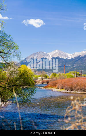 Unfruchtbares Land entlang Arkansas River im Besitz von Union Pacific Railroad. Stockfoto