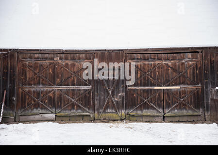 Alte hölzerne Scheune im Winter, Masowien Region in Polen Stockfoto