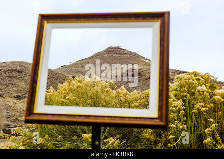 Ein Künstler hat Bilderrahmen kreativ an strategisch wichtigen Punkten auf verlassenen Eisenbahn-Grundstück in der Nähe von Salida, Colorado, USA platziert. Stockfoto