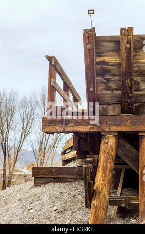 Ein Künstler hat Bilderrahmen kreativ an strategisch wichtigen Punkten auf verlassenen Eisenbahn-Grundstück in der Nähe von Salida, Colorado, USA platziert. Stockfoto