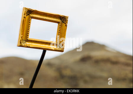 Ein Künstler hat Bilderrahmen kreativ an strategisch wichtigen Punkten auf verlassenen Eisenbahn-Grundstück in der Nähe von Salida, Colorado, USA platziert. Stockfoto