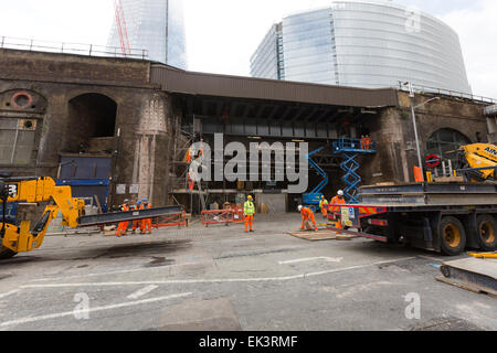 London, UK. 5. April 2015. Die Bauarbeiten statt in London Bridge Station in der Tooley Street, London im Rahmen des Programms Thameslink, die Station wieder aufzubauen. Tooley Street ist für den Verkehr gesperrt und viele Züge fahren nicht von London Bridge Station während der Ostern Feiertag wegen der Bauarbeiten. Bildnachweis: London Pix/Alamy Live News Stockfoto