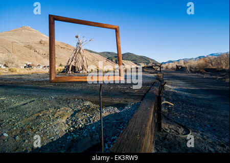 Ein Künstler hat Bilderrahmen kreativ an strategisch wichtigen Punkten auf verlassenen Eisenbahn-Grundstück in der Nähe von Salida, Colorado, USA platziert. Stockfoto