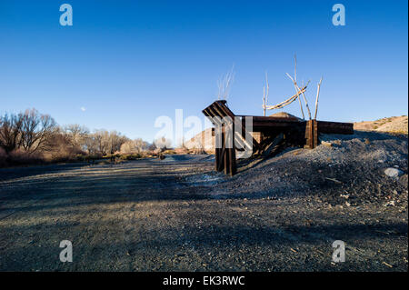 Das Land über den Arkansas River von der Innenstadt von Salida, Colorado, ist freie & unfruchtbar, im Besitz der Union Pacific Railroad. Stockfoto