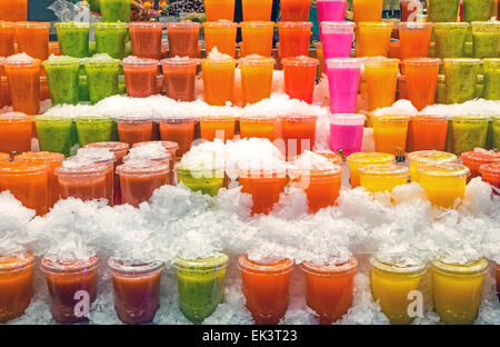 Leckere Frucht-Smoothies in der Boqueria-Markt in Barcelona Stockfoto