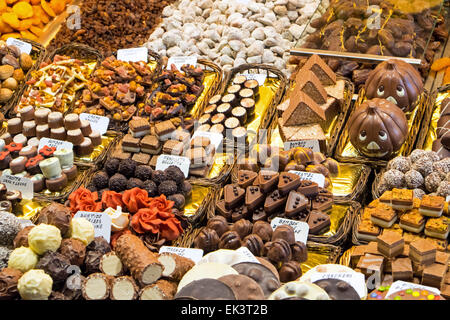 Pralinen zum Verkauf an der Boqueria-Markt in Barcelona Stockfoto