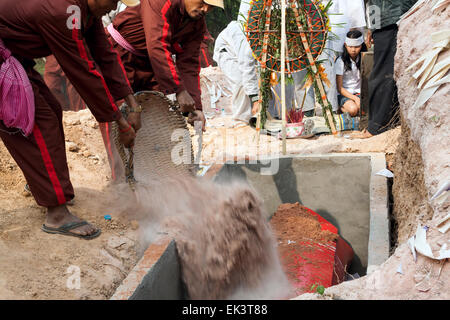 Die religiösen Rituale der chinesischen Beerdigung in Kambodscha, Asien. Stockfoto