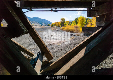 Das Land über den Arkansas River von der Innenstadt von Salida, Colorado, ist freie & unfruchtbar, im Besitz der Union Pacific Railroad. Stockfoto