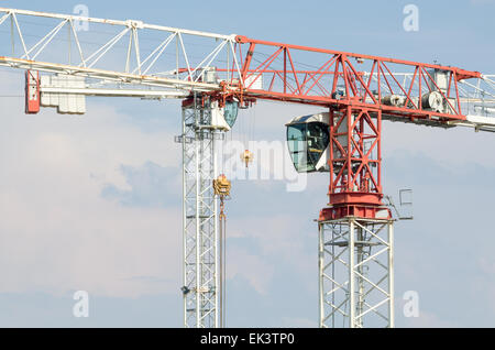 Zwei weiße und rote Turm Kräne Closeup Stockfoto