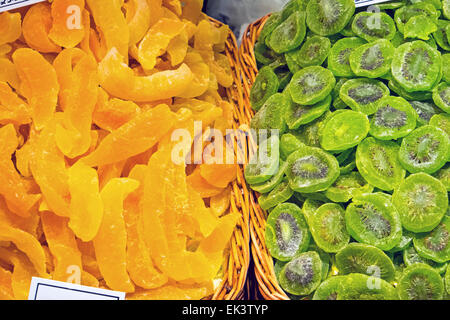 Getrocknete Kiwi und Orangen in der Boqueria-Markt in Barcelona Stockfoto