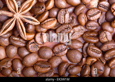 Schoko-Muffin, Kaffeebohnen, Zimt, Sternanis auf Entlassung Hintergrund. Stockfoto
