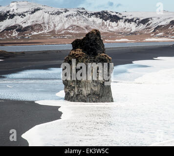 Meer-Stack auf dem schwarzen Sand Strand Vik, auf der südlichen Küste von Island Stockfoto