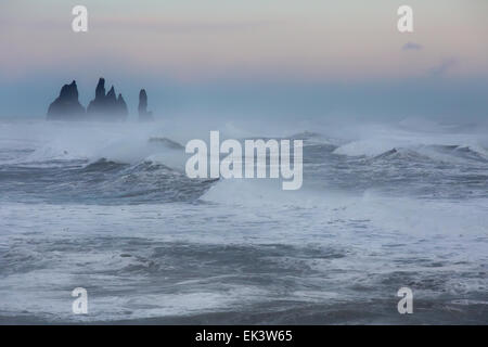 Riesige Wellen und Seegang entlang der südlichen Küste von Island batter die Felsnadeln in der Nähe von Vik. Stockfoto