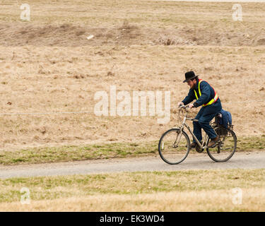 Holmes County, Ohio, USA. 6. April 2015. Ein amischer Mann reitet sein Fahrrad in der Tuscawaras Grafschaft, Ohio. Bildnachweis: Brent Clark/Alamy Live-Nachrichten Stockfoto