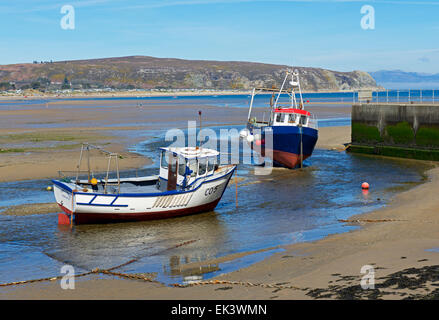 Zwei Fischerboote gestrandet in der Nähe von Hafenmauer bei Ebbe, Abersoch, LLyn Peninsular, Gwynedd, North Wales, UK Stockfoto