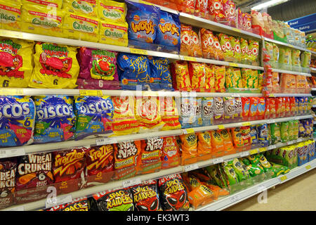 Kartoffelchips und salzigen Snacks in einem Uk-Supermarkt Stockfoto