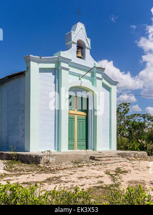 Eine äußere Frontansicht des San Rafael Kirche sitzt oben auf einem Höhepunkt auf Cayo Granma, in der Provinz Santiago De Cuba. Stockfoto