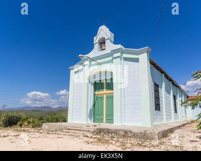 Eine äußere Frontansicht des San Rafael Kirche sitzt oben auf einem Höhepunkt auf Cayo Granma, in der Provinz Santiago De Cuba. Stockfoto