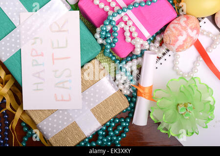 Ostern-Hintergrund mit Eiern, Bändern und Frühlingsdekoration Stockfoto