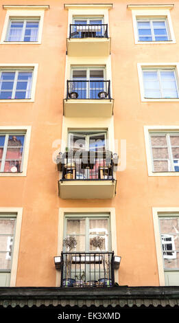 Kleine Balkone auf Stockholm-Gebäude-Fassade Stockfoto