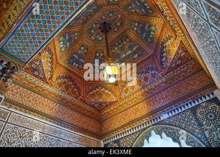 Bemalte Holzdecke im Bahia-Palast, Marrakesch, Marokko, Afrika Stockfoto