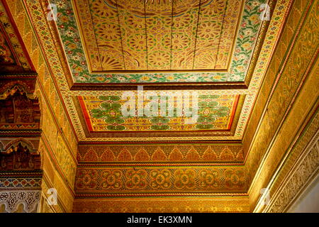 Bemalte Holzdecke im Bahia-Palast, Marrakesch, Marokko, Afrika Stockfoto