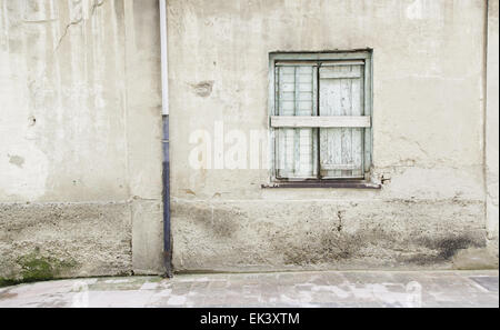 Alte Wand mit Fensterdetail von einem alten Gebäude in Schutt und Asche Stockfoto