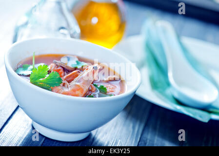 Tom Yam Suppe in der Schüssel weiß Stockfoto