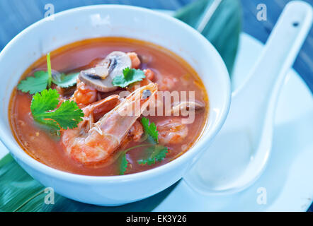 Tom Yam Suppe in der Schüssel weiß Stockfoto