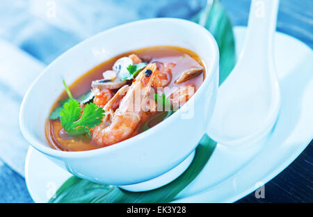 Tom Yam Suppe in der Schüssel weiß Stockfoto