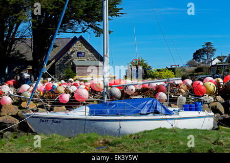 Segelboot und Fischerei Bojen, Abersoch, Llyn Peninsular, Gwynedd, North Wales, UK Stockfoto