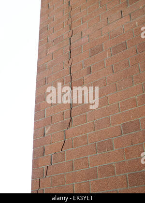 Riss in einer Mauer, verursacht durch übermäßigen absetzen wegen schlechten Stiftungen oder zuviel Last oder Erdbeben Stockfoto