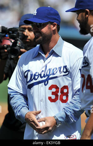 Los Angeles, CA, USA. 6. April 2015. Ehemaliges Los Angeles Schwindler Krug, die, das Eric Gagne #38 wirft den zeremoniellen ersten vor der Major League Baseball Spiel Home Opener zwischen den San Diego Padres und die Los Angeles Dodgers an Dodger Stadium.Louis Lopez/CSM/Alamy Live News Pitch Stockfoto