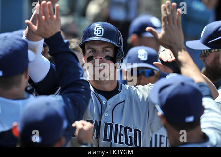 Los Angeles, CA, USA. 6. April 2015. San Diego Padres Recht Fielder Wil Myers #4 auf der Trainerbank wird von Teamkollegen nach He Noten im ersten Inning während der Major League Baseball Spiel Home Opener zwischen den San Diego Padres und die Los Angeles Dodgers an Dodger Stadium.Louis Lopez/CSM/Alamy Live News begrüßt. Stockfoto